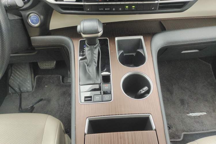 Used Toyota SIENNA 2023 2.5L Hybrid Luxury Edition Gear Lever