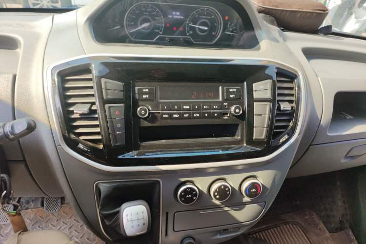 Used SAIC MAXUS Xintu V80 2021 2.0T Manual Classic City Delivery King Short Wheelbase Mid-Roof Design 3 Seats