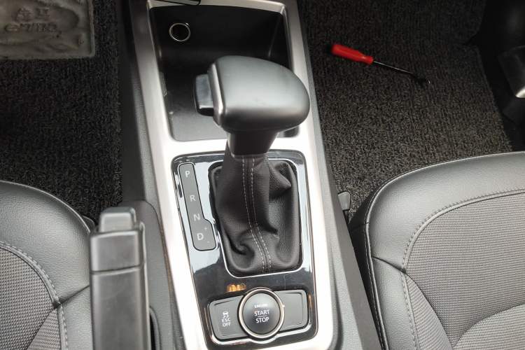 Used Qoros 3 2016 Urban SUV 1.6T Automatic Zhiyue Model Gear Lever