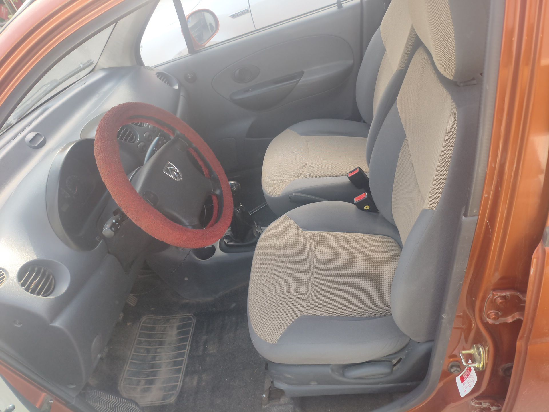 Переднее сиденье в автомобиле