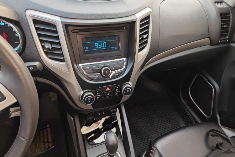 Used CHANGAN CS35 2012 1.6L Automatic Luxury Version China IV Standard Audio And AC Panel