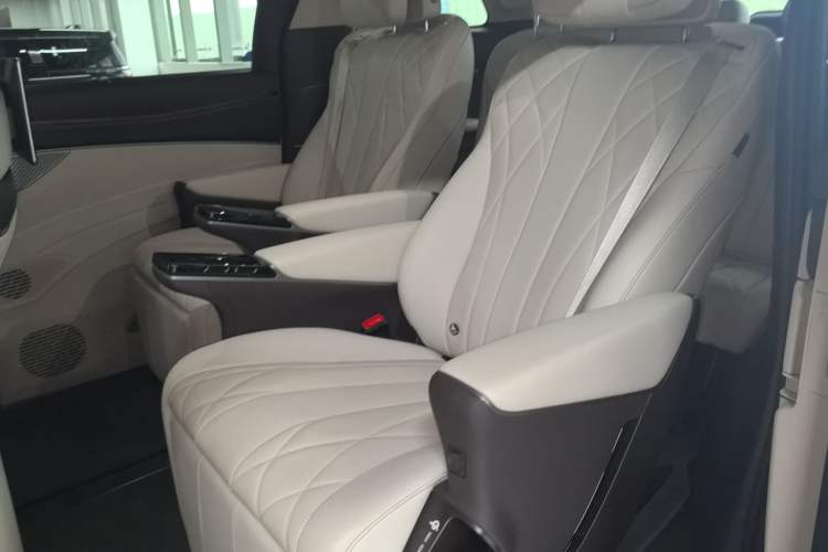 Used Denza D9 2025 DM-i Intelligent Drive 1020 Four-Wheel Drive Flagship Model
