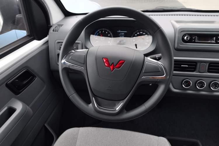 Used Wuling Yangguang 2024 300km Comfort-Grade Passenger Van 60kW Steering Wheel