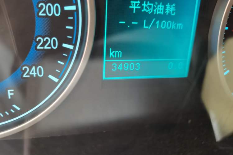 Used Huasong 7 2015 2.0T Automatic Comfort Model Odometer Close Up