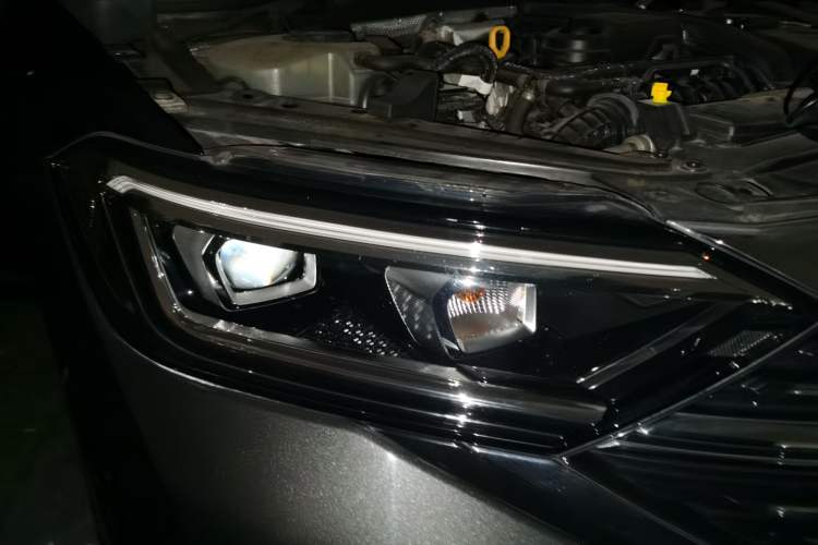 Used Volkswagen Sagitar 2023 300TSI DSG Excellence Edition Right Front Headlight