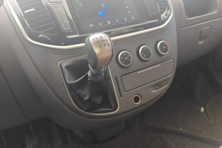 Used SAIC MAXUS Xintu V80 2018 2.5T 6-Speed Manual Commercial Long Wheelbase Mid-Height 9-Seater Gear Lever