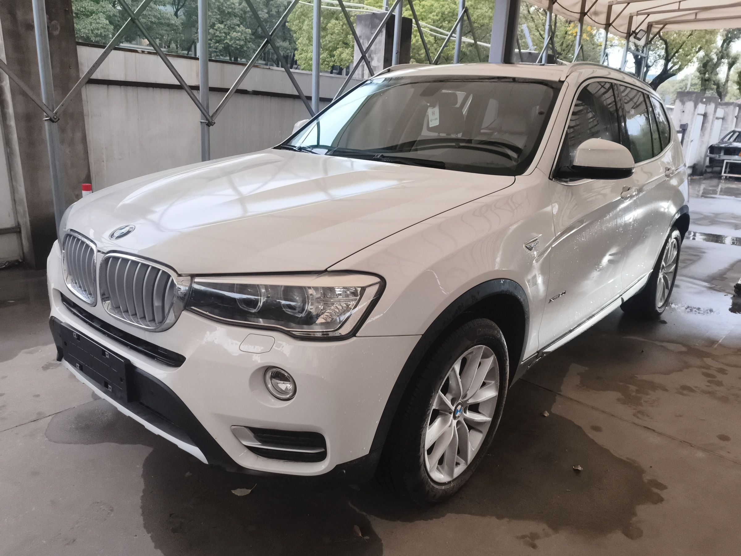 Под передней частью автомобиля