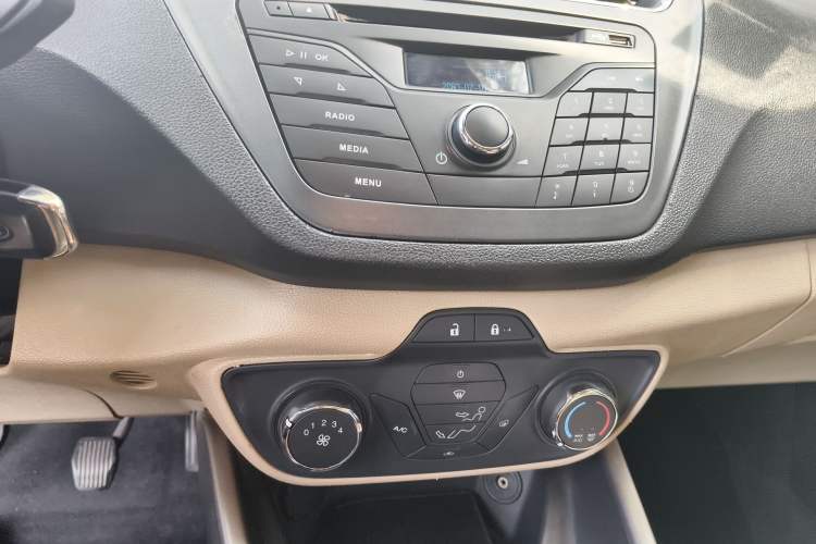 Used Ford Escort 2017 Revised Version 1.5L Manual Comfort Edition Audio And AC Panel