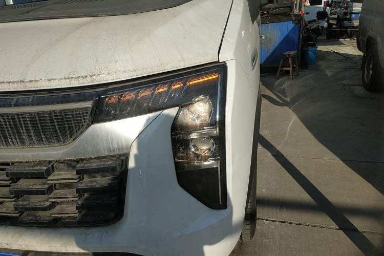 Used Sinotruk Pioneer V 2024 Multi-Function Edition 2.0T Automatic Mid-Roof with Central Axle
