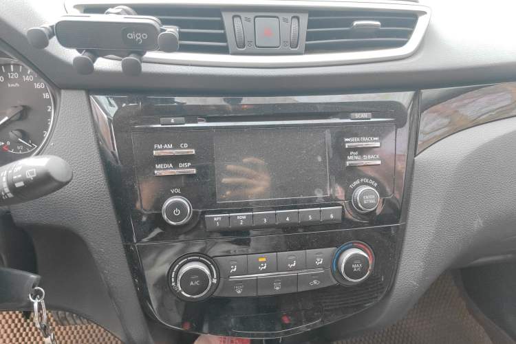 Used Nissan Qashqai 2016 2.0L CVT Elite Edition Audio And AC Panel