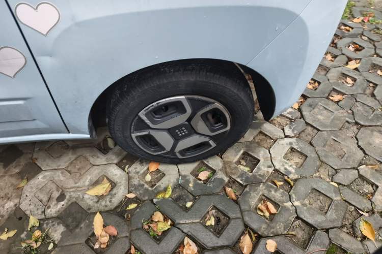 Used Dongfeng Fengon MINIEV 2022 Shishi Style Luxury Version Right Front Wheel Hub