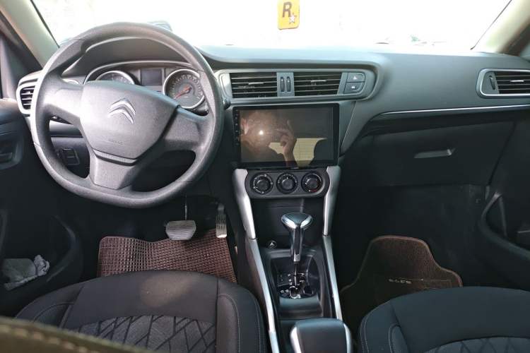 Used Citroen C3-XR 2015 1.6L Automatic Fashion Model Center Console