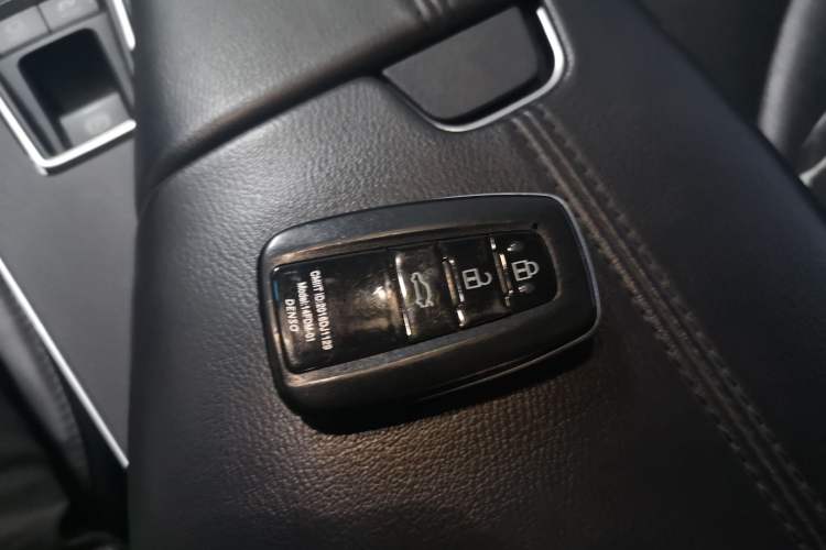 Used Toyota Avalon 2019 Dual-Engine 2.5L Luxury Edition China VI Standard