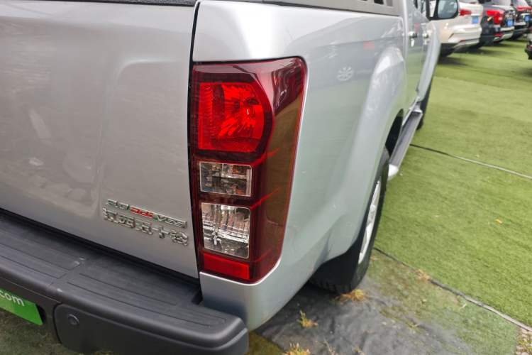 Used Isuzu D-MAX 2018 3.0T Two-Wheel Drive Automatic Elite Version 4JJ1-TC HI
