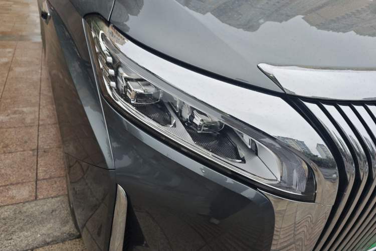 Used Wey Gaoshan 2025 Four-Wheel Drive Alpine 9 Right Front Headlight