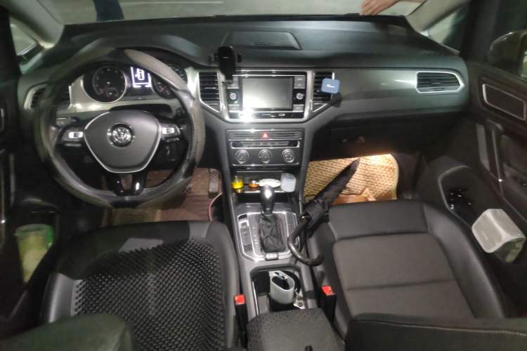 Used Volkswagen Golf Sportsvan 2018 230TSI Automatic Trend Edition Center Console