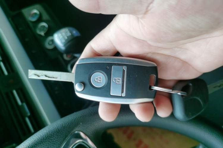 Used Dongfeng Yufeng Yufeng 2023 V9+ 2.0T Manual Front-Drive Multi-Function Short-Chassis Mid-Height 5/6-Seater