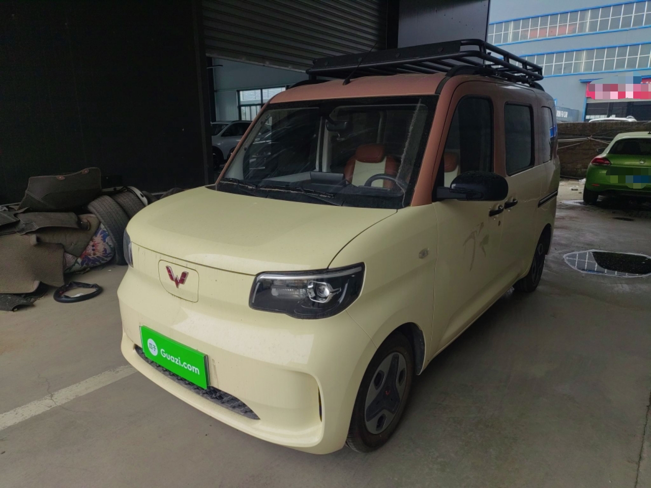 تحت مقدمة السيارة