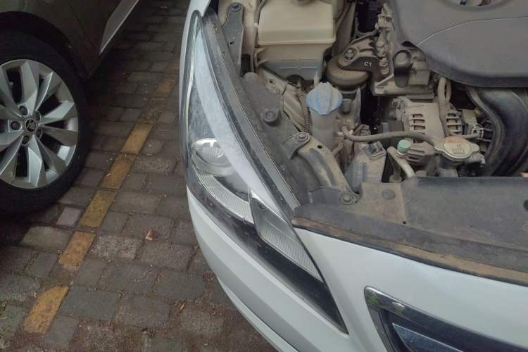 Used Hyundai Mistra 2014 1.8L Automatic Deluxe DLX Model Right Front Headlight