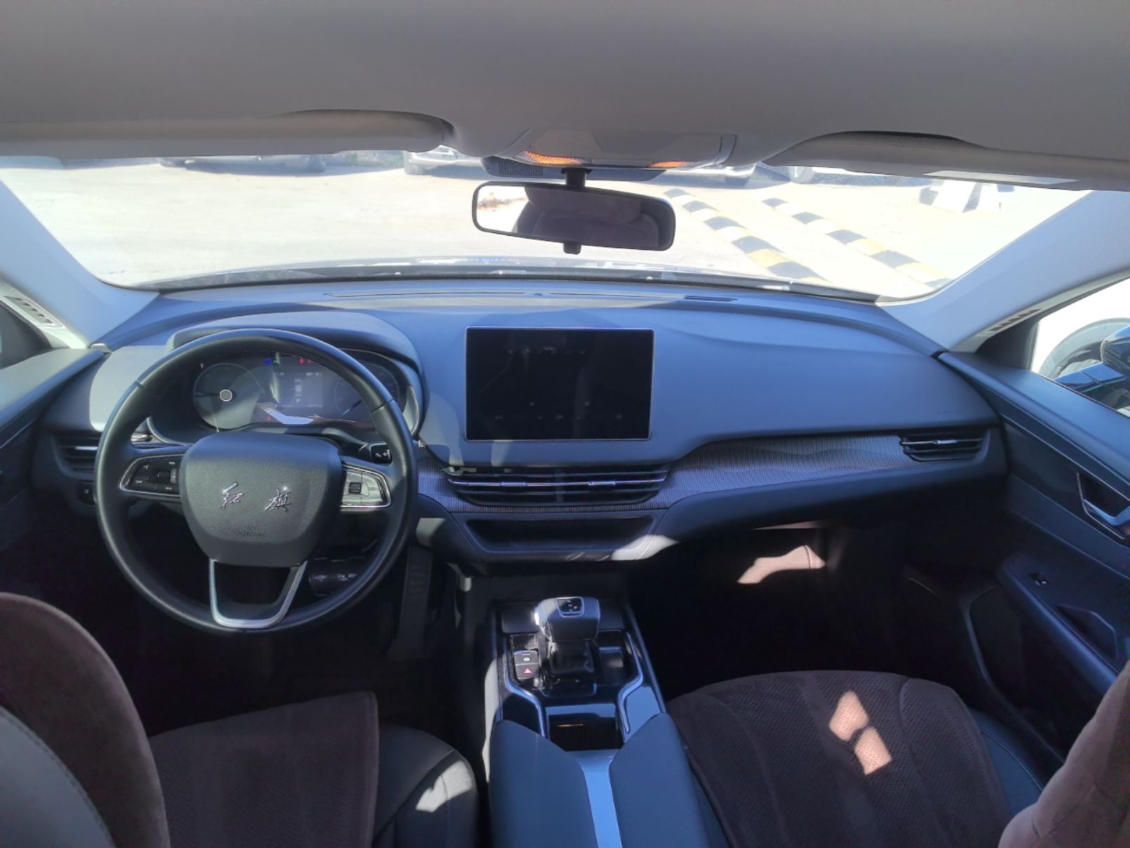Hongqi E-QM5 2022 431 km Charge & Enjoy Edition — снимка 12