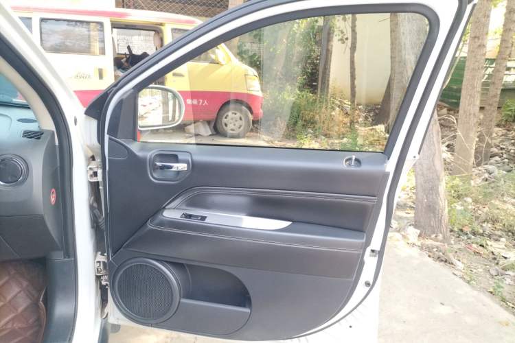 Used Jeep Compass 2015 2.0L Two-Wheel Drive Luxury Edition