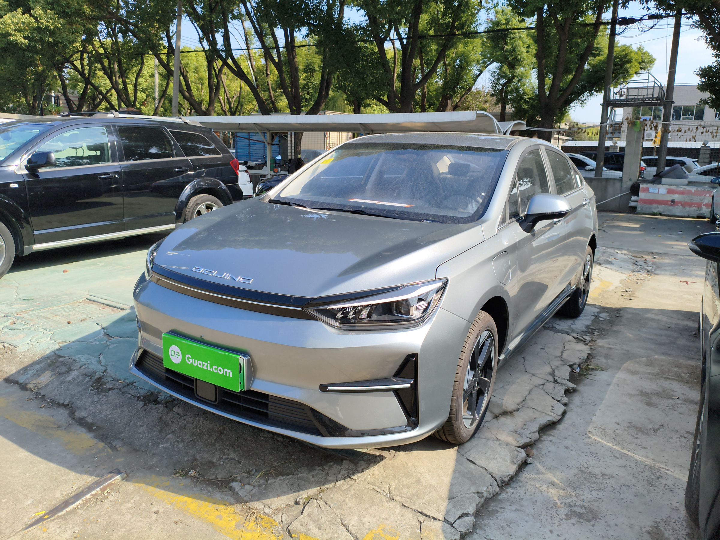 Под передней частью автомобиля