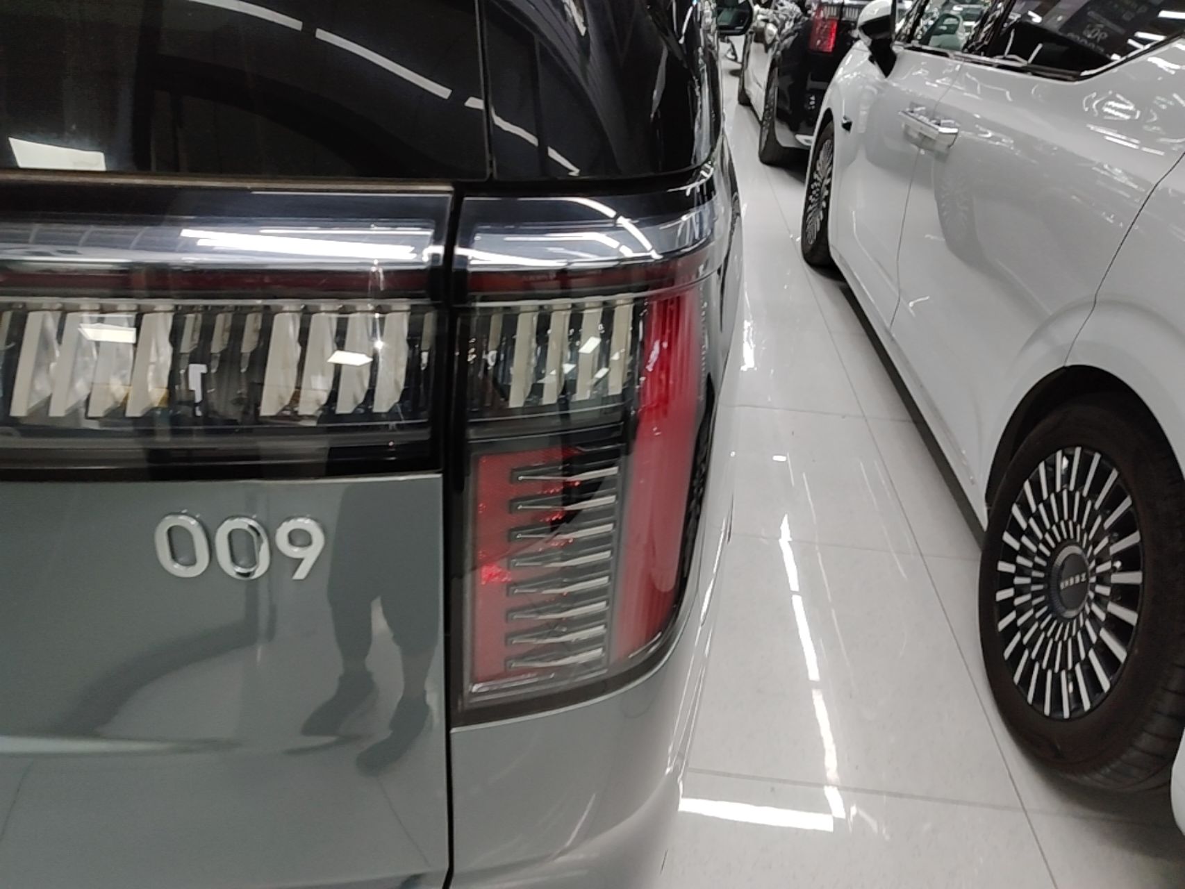 Zeekr 009 2024 7-Seater Walk-Through Version Four-Wheel Drive 108 kWh — снимка 9