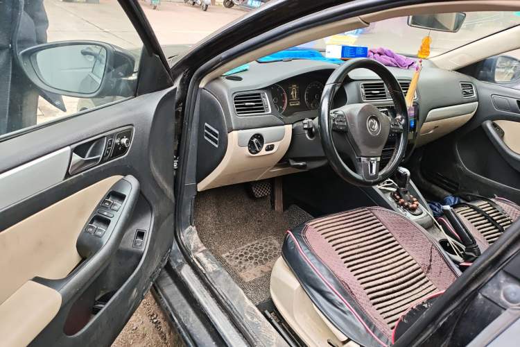 Used Volkswagen Sagitar 2012 1.4TSI Automatic Luxury Edition Driver Seat