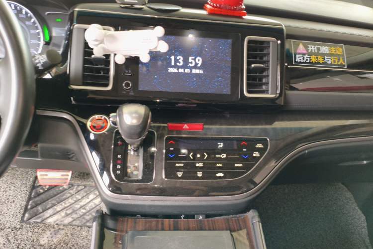 Used Honda Elysion 2019 2.0L Hybrid Luxury Edition Audio And AC Panel
