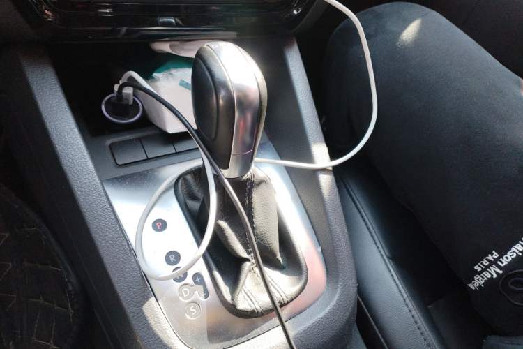 Used Volkswagen Sagitar 2014 Revised Version 1.4TSI Automatic Luxury Edition Gear Lever