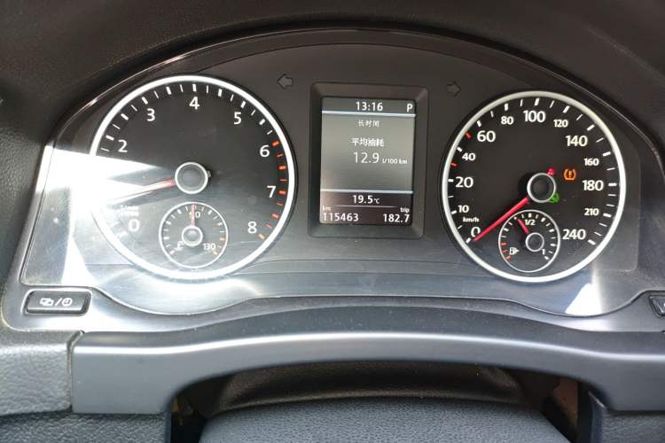 Used Volkswagen Tiguan 2013 2.0 TSI Automatic All-Wheel-Drive Flagship Edition Odometer Close Up