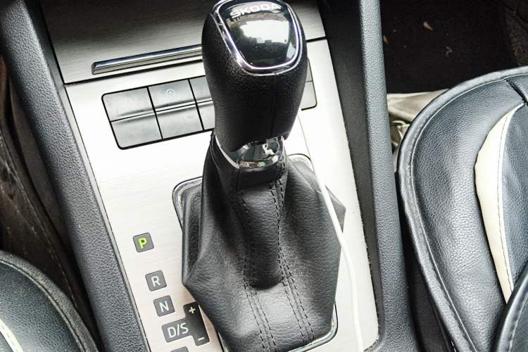 Used Skoda Octavia 2020 1.5L Automatic SmartDrive Luxury Edition Gear Lever