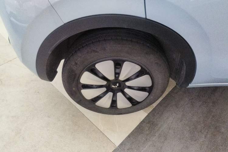 Used Wuling Bingo 2025 410 km Lingxi Deluxe Edition Right Rear Wheel Hub