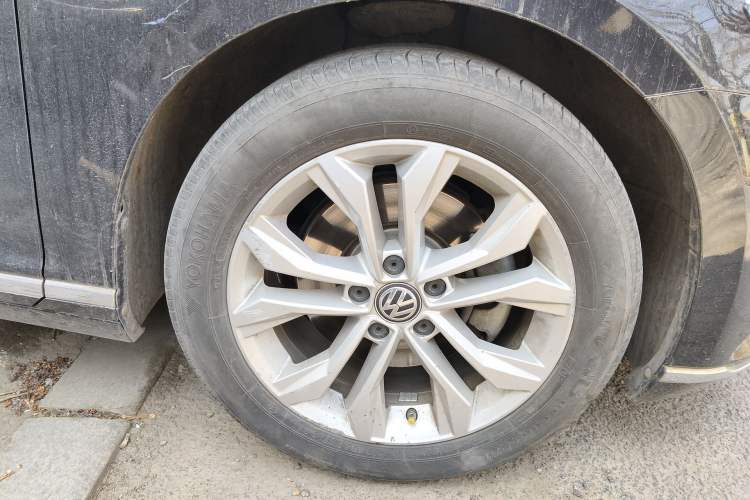 Used Volkswagen Magotan 2019 330TSI DSG Luxury Version China VI Standard Right Front Wheel Hub