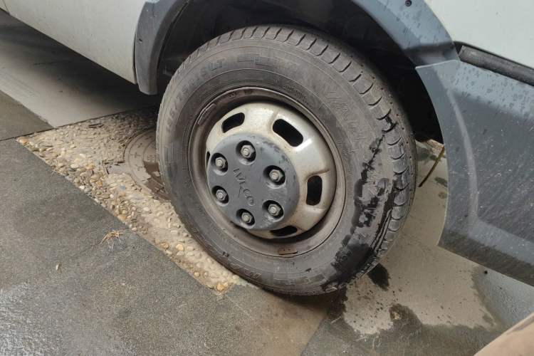 Used Iveco Daily 2020 2.5T A35 Passenger Van with Dual Tires Mid-Roof Design 5-9 Seater Side-Sliding Door China V Emission Standard Right Front Wheel Hub