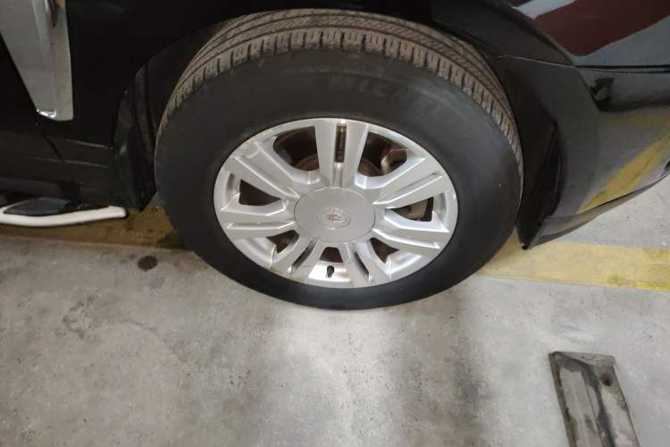 Used Cadillac SRX 2013 3.0L Comfort Model Right Front Wheel Hub