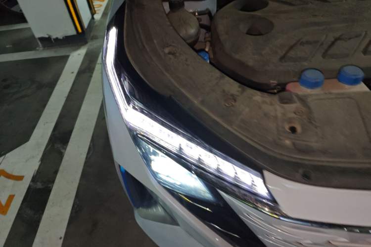 Used CHANGAN OSHAN Z6 New Energy 2023 ZhiDian iDD 150KM Flagship PLUS Smart Parking Edition Right Front Headlight