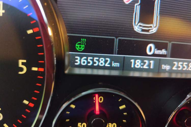 Used Volkswagen Touareg 2009 3.0T Diesel Luxury Version Odometer Close Up