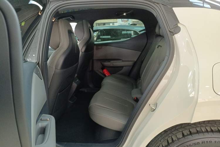 Used Lynk & Co Z20 2025 530 km Range Rear-Wheel Drive Pro