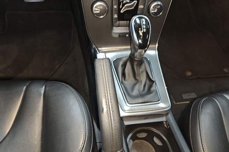 Used Volvo V40 2016 T3 Zhiyi Edition
