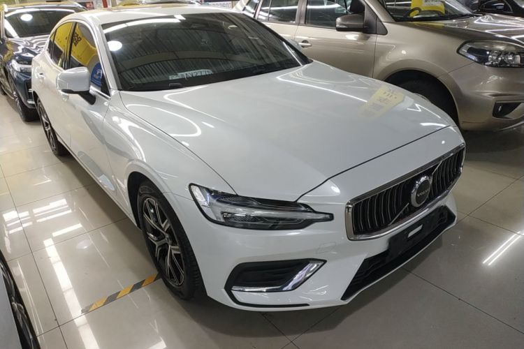 Used Volvo S60 2023 B4 Zhiyi Luxury Edition Front Right 45 Deg