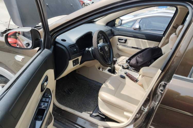 Used Dongfeng Fengon 360 2015 1.5L Manual Comfort II 7-Seater Driver Seat