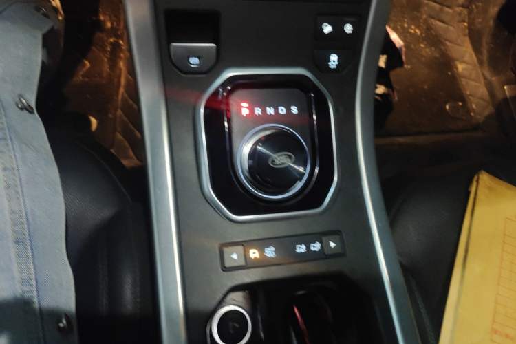 Used Land Rover Range Evoque 2018 240 PS SE Smart Brilliance Edition Gear Lever