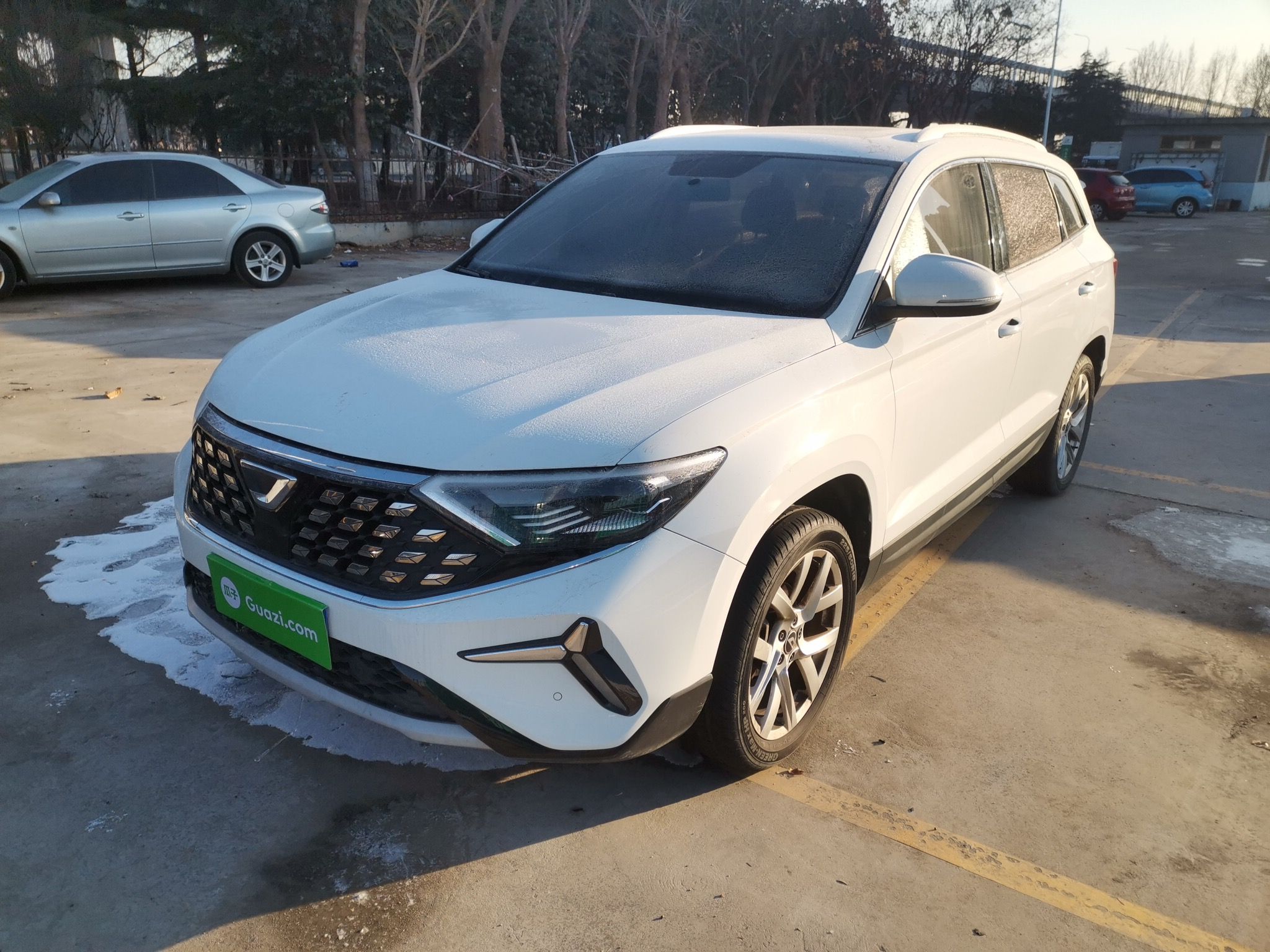 تحت مقدمة السيارة