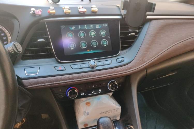 Used Buick GL6 2019 18T 6-Seater Connected Luxury Version China VI Standard Audio And AC Panel