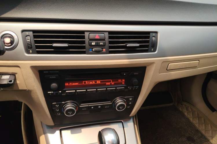 Used BMW 3 Series 2005 320i Fashion Model Audio And AC Panel