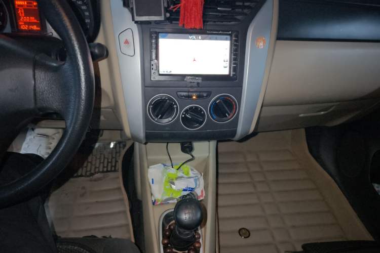 Used Venucia R50 2013 1.6L Manual Fashion Edition Audio And AC Panel