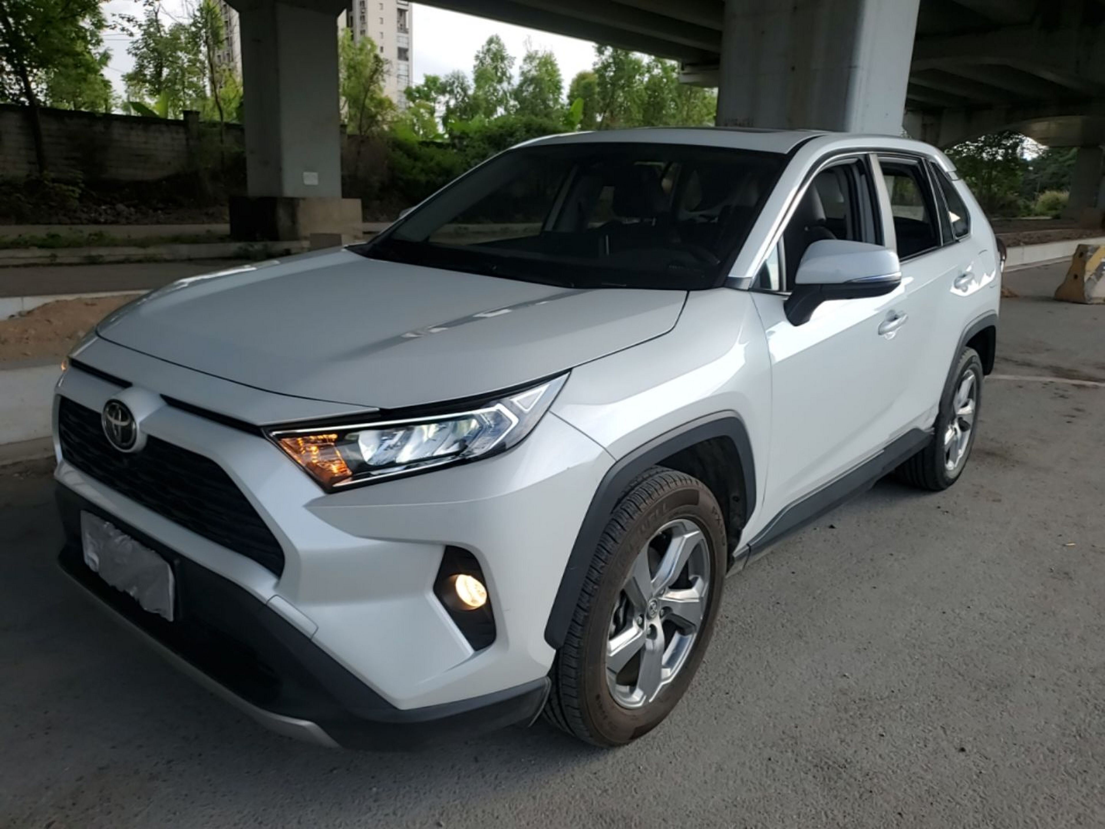 Под передней частью автомобиля