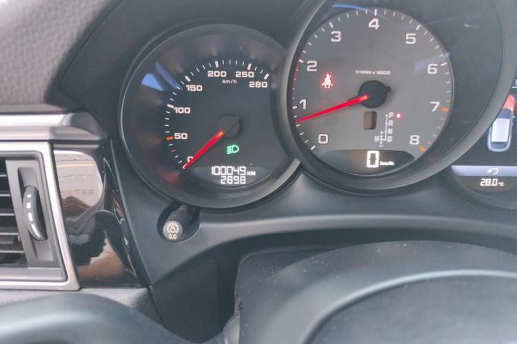 Used Porsche Macan 2016 Macan S 3.0T Odometer Close Up