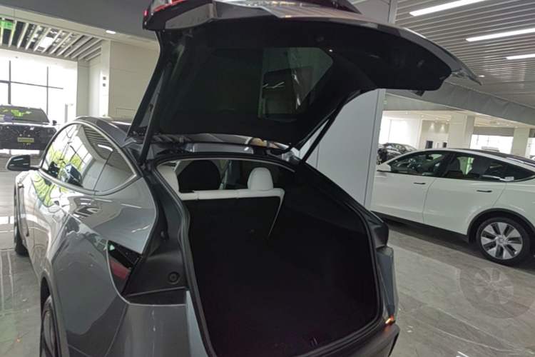 Used Tesla Model Y 2025 Long-Range All-Wheel-Drive Version Trunk